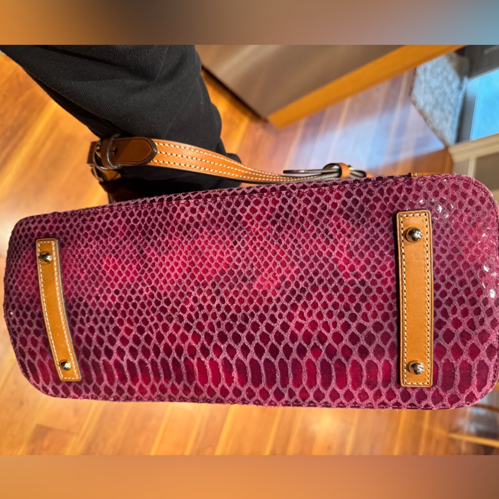 💜💯Authentic Dooney & Bourke Faux Snakeskin Embossed Hobo Bag💜 - Picture 8 of 16